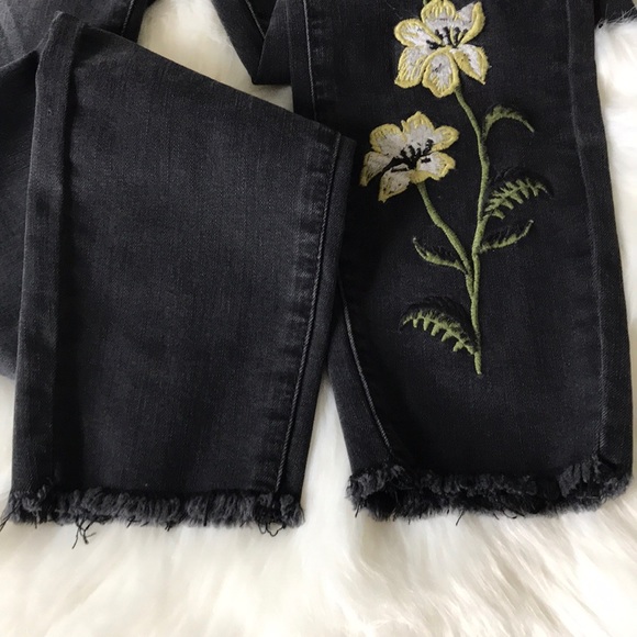 Romeo & Juliet Floral Embroidered Jeans - Picture 6 of 6